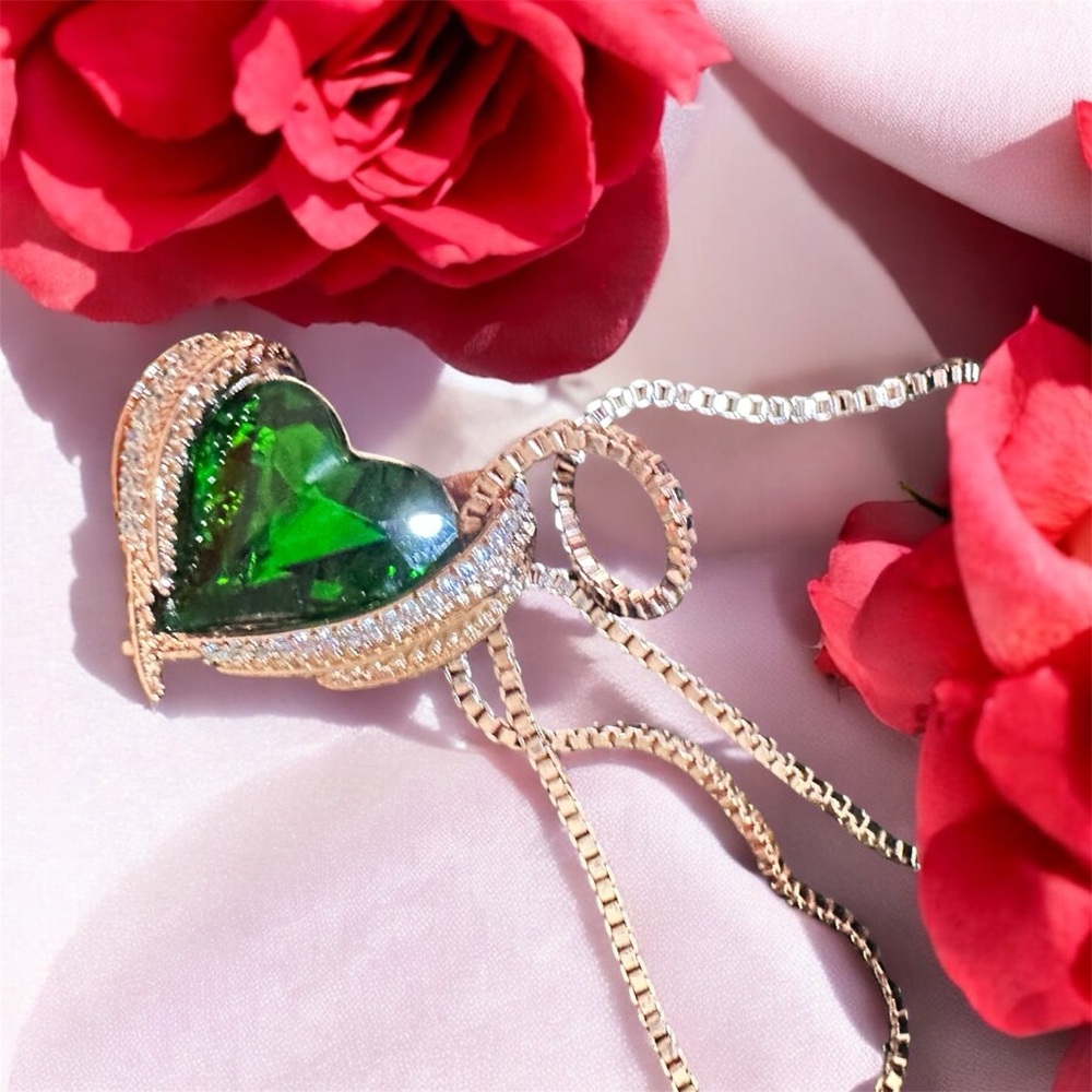 NWOT Elegant Green Crystal Heart Pendant Necklace
